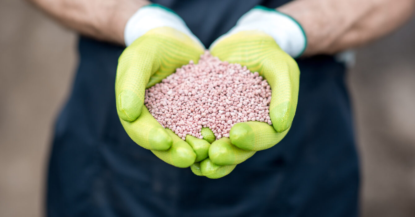 Holding mineral fertilizers